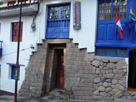 Cusco construction sur base Inca.JPG